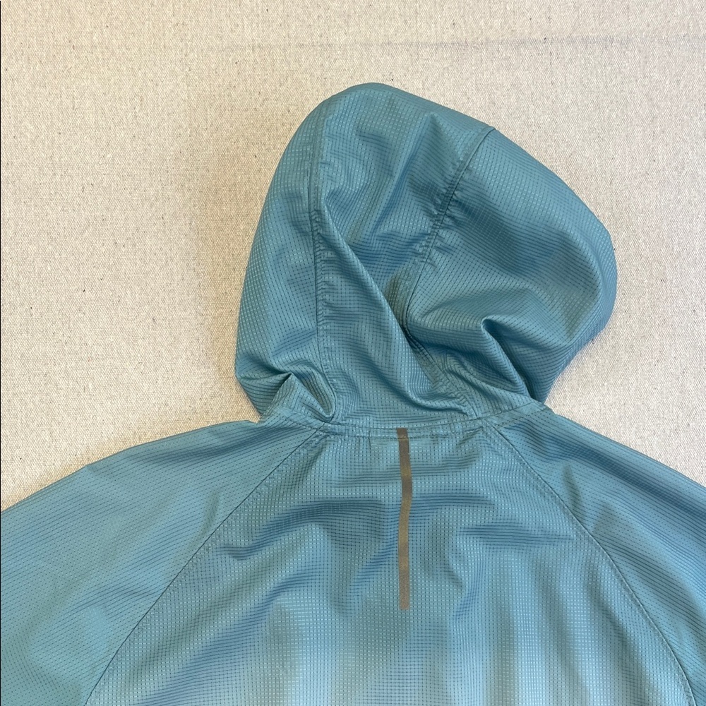 New Balance Women's Teal to Black Ombre Hooded Windbreaker Jacket - Picture 8 of 9